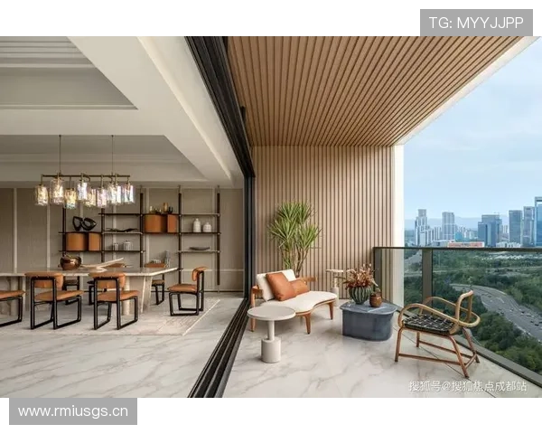 皮克居然把豪宅阳台当练球场，这家伙真是没把邻居放眼里！