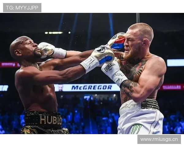 康纳·麦格雷戈 在路边小摊掏钱结账，手腕那块表比我家房子还扎眼