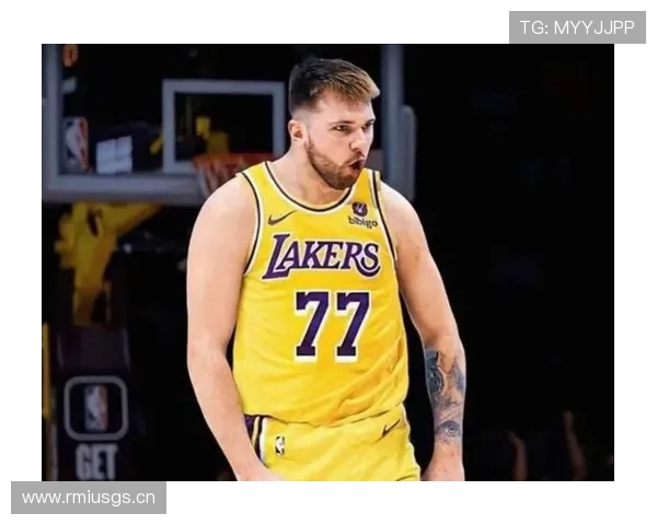 东契奇通过挡拆拉开空间提升效率，助力球队关键时刻得分爆发