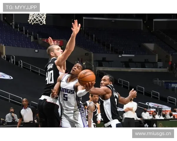 瓦莱乔突破制造错位助快船提升关键时刻攻防转换效率