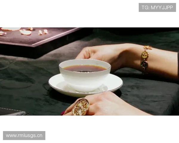 陈艺文随手一杯咖啡都像高定，刷她主页像翻富豪相册，我这月光族情何以堪